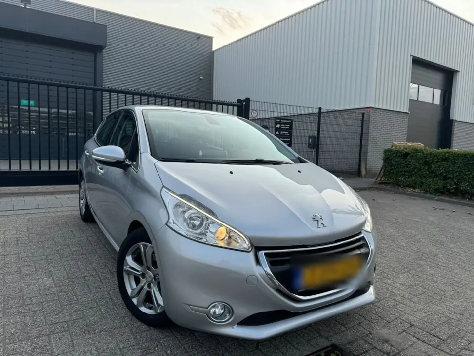 Zilveren Peugeot 208 op het terrein aan de Stolwijkstraat in Rotterdam